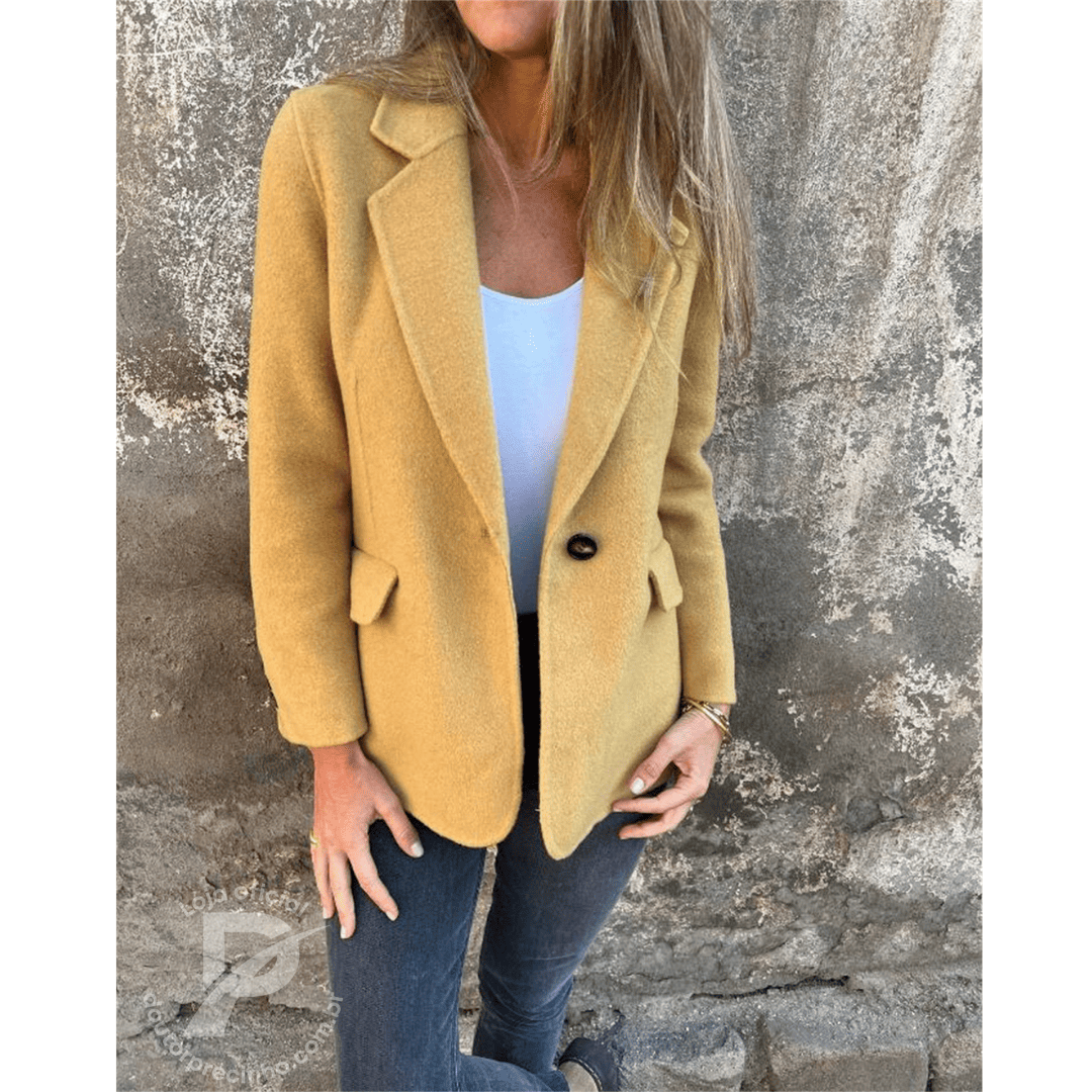 Blazer Feminino Elegante com Corte Acinturado e Lapela Clássica – Modelo Tarsila