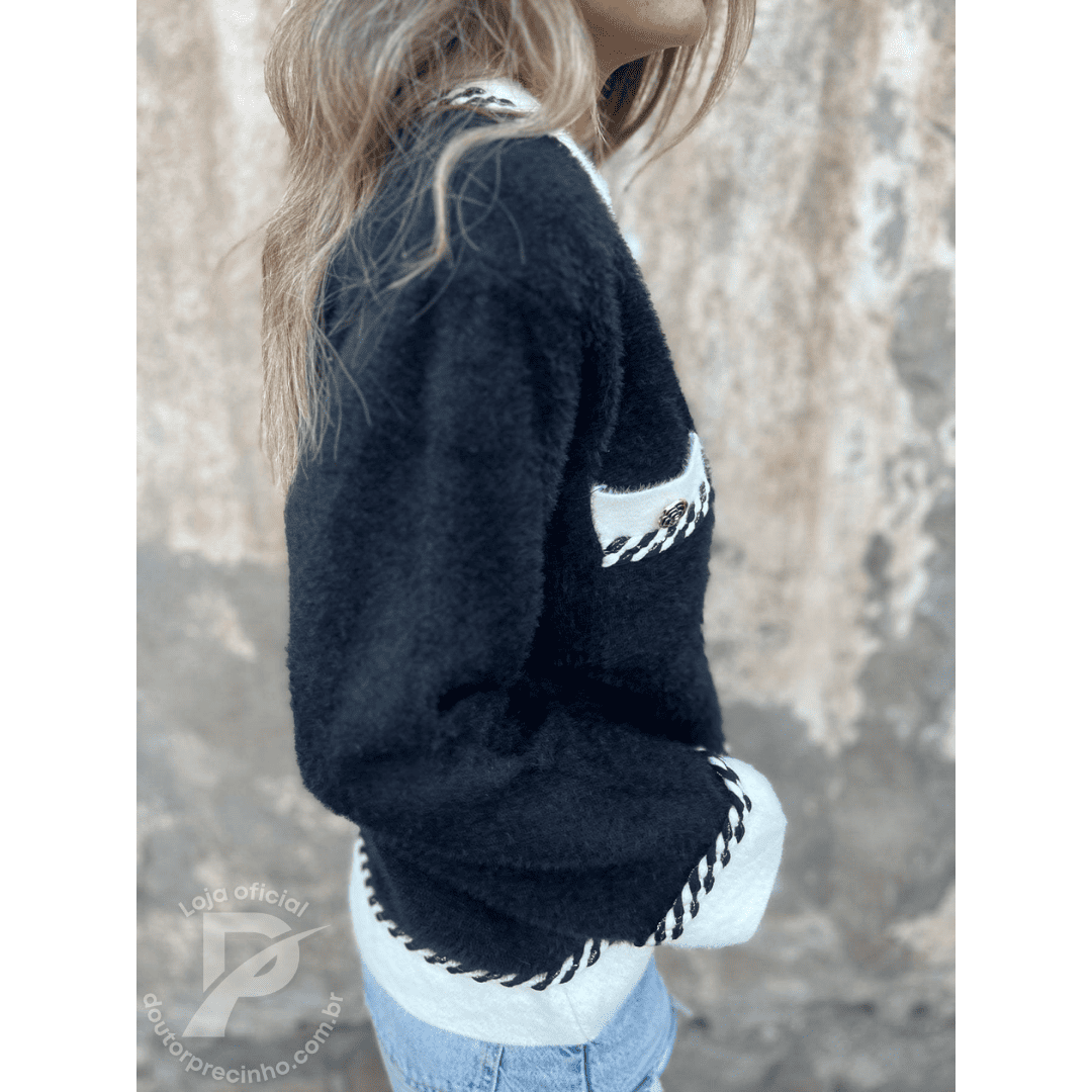 Casaco Feminino Bicolor com Botões Decorativos e Detalhes Trançados – Modelo Atena