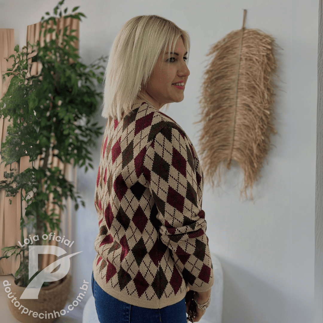 Cardigan Feminino Dandara Estilo Argyle com Botões Dourados – Elegância Atemporal