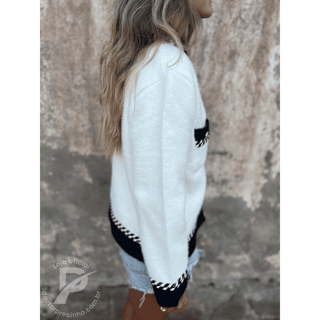 Casaco Feminino Bicolor com Botões Decorativos e Detalhes Trançados – Modelo Atena