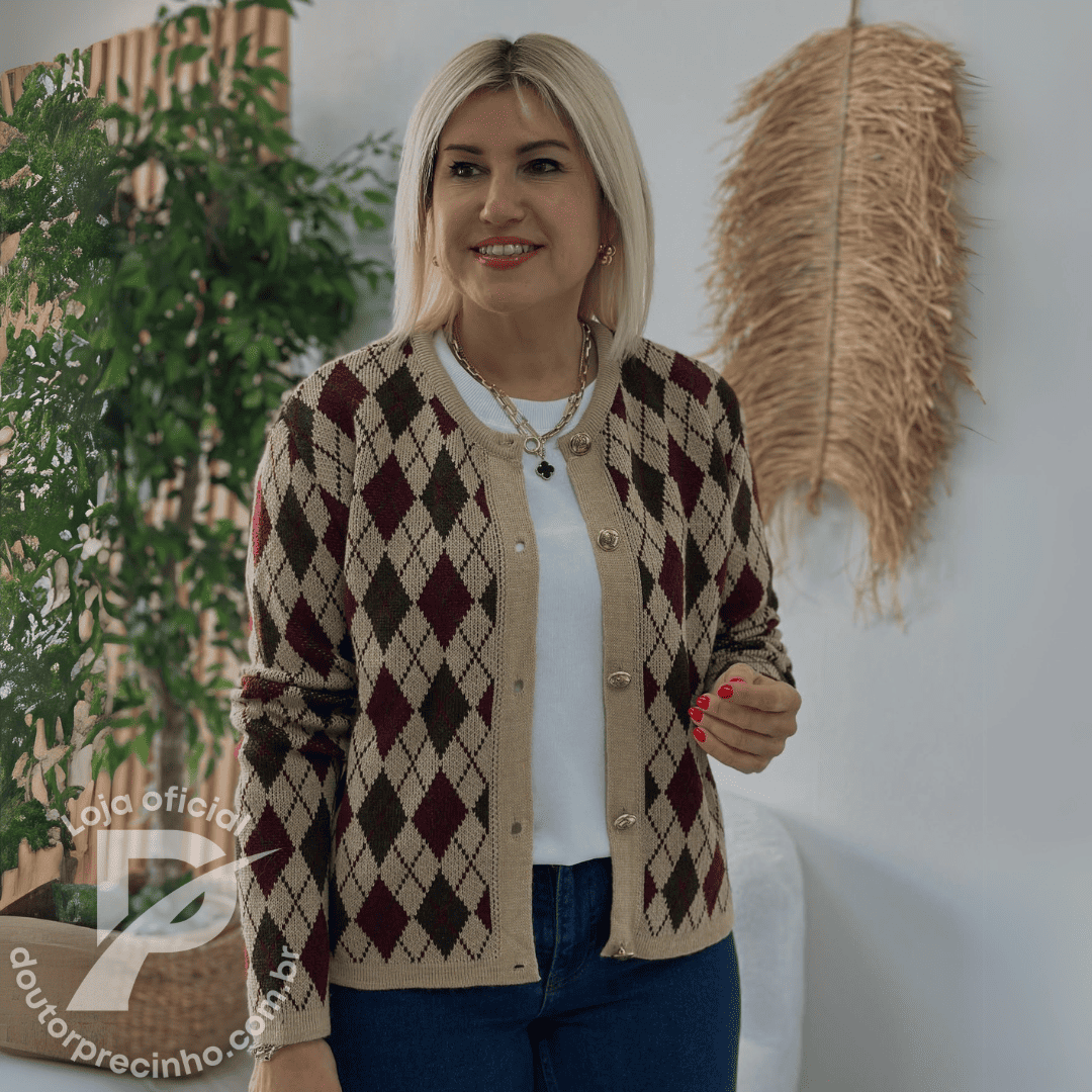 Cardigan Feminino Dandara Estilo Argyle com Botões Dourados – Elegância Atemporal