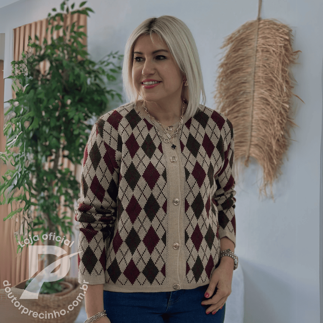 Cardigan Feminino Dandara Estilo Argyle com Botões Dourados – Elegância Atemporal