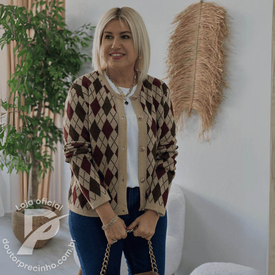 Cardigan Feminino Dandara Estilo Argyle com Botões Dourados – Elegância Atemporal