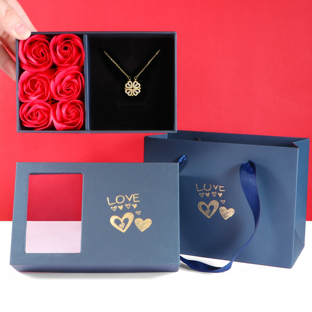 Colar Trevo de 4 corações + Caixa e rosas