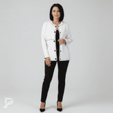 Casaco Feminino Branco com Bordado Contrastante e Botões – Modelo Ariella