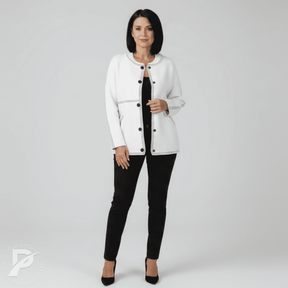 Casaco Feminino Branco com Bordado Contrastante e Botões – Modelo Ariella