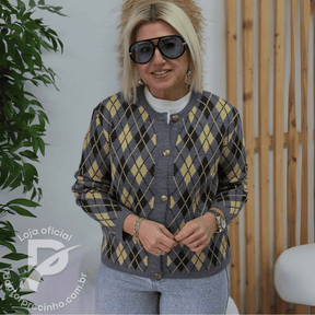 Cardigan Feminino Dandara Estilo Argyle com Botões Dourados – Elegância Atemporal