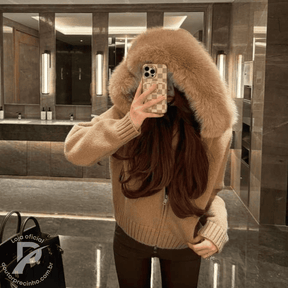 Casaco Thalina – Inverno Elegante com Capuz de Pelo