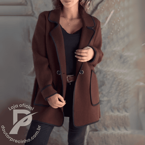 Casaco Feminino Vivienne em Lã Batida com Recortes Contrastantes – Elegância Atemporal