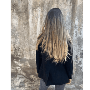 Blazer Feminino Elegante com Corte Acinturado e Lapela Clássica – Modelo Tarsila