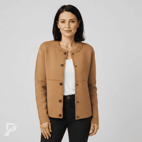 Casaco Feminino Branco com Bordado Contrastante e Botões – Modelo Ariella