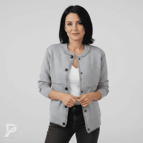 Casaco Feminino Branco com Bordado Contrastante e Botões – Modelo Ariella