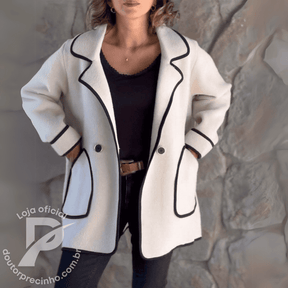 Casaco Feminino Vivienne em Lã Batida com Recortes Contrastantes – Elegância Atemporal