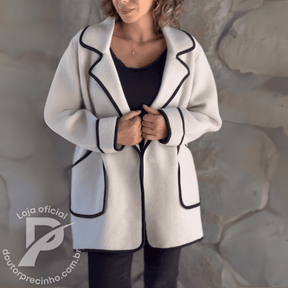 Casaco Feminino Vivienne em Lã Batida com Recortes Contrastantes – Elegância Atemporal