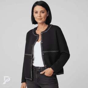 Casaco Feminino Branco com Bordado Contrastante e Botões – Modelo Ariella