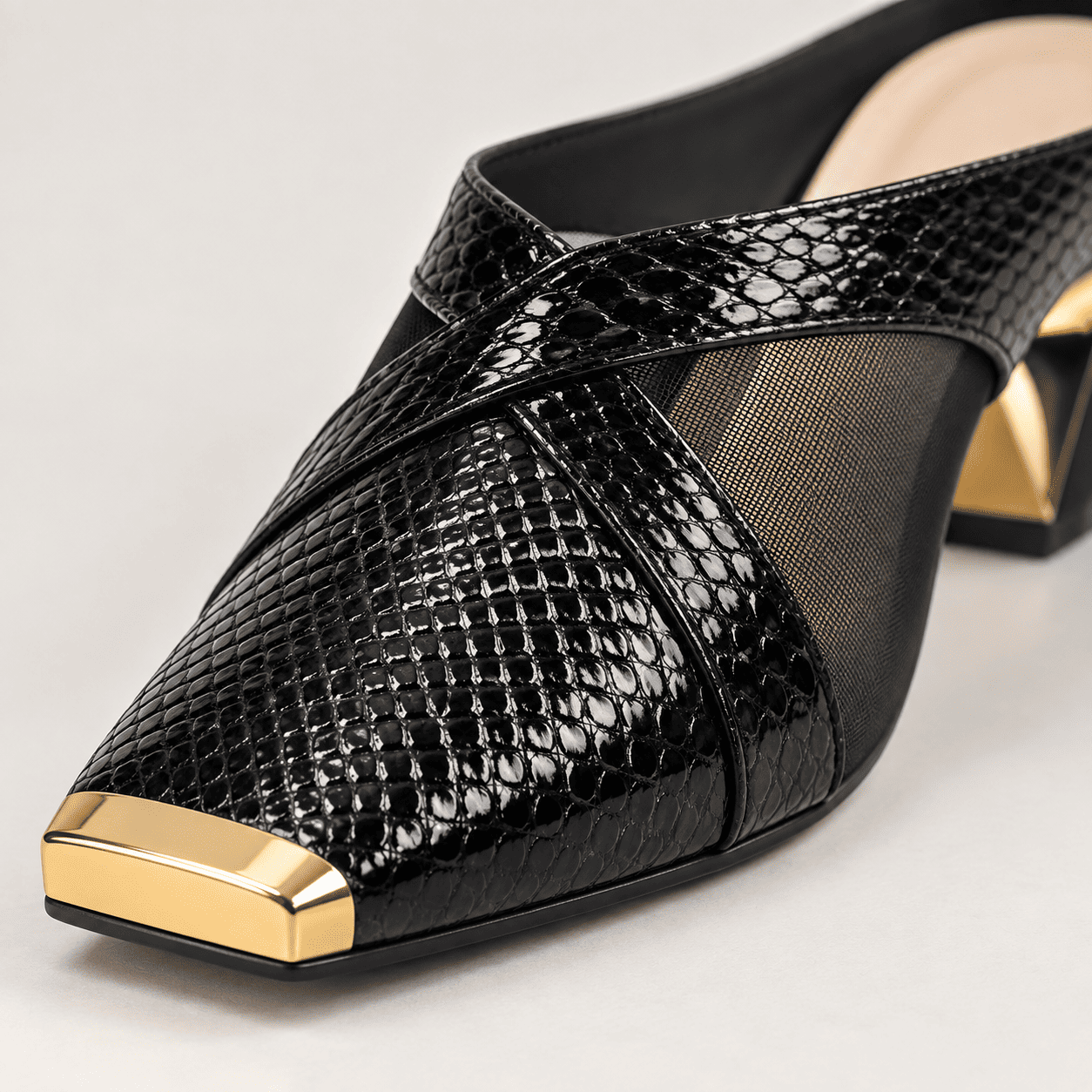 Mule Feminino Antonella com Salto Grosso e Ponteira Dourada