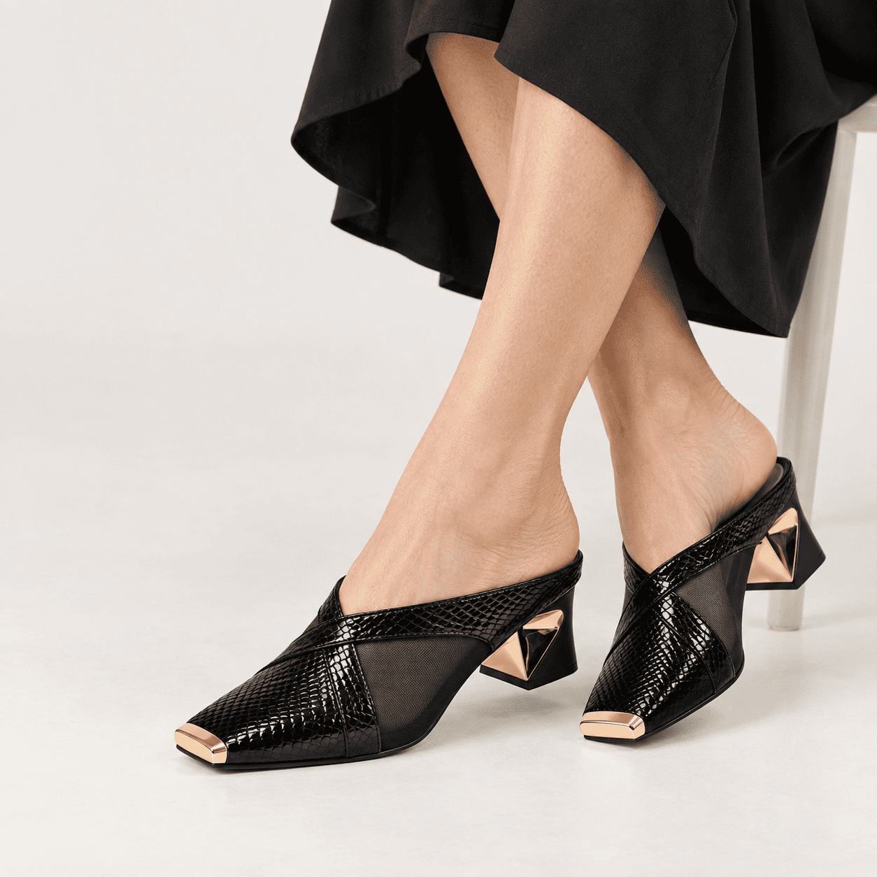 Mule Feminino Antonella com Salto Grosso e Ponteira Dourada